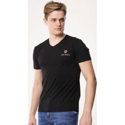 Czarna Koszulka Compete Against. Czarne koszulki męskie Born2be, xl, z nadrukiem, z dzianiny, z dekoltem w serek, bez rękawów. Za 39,99 zł.
