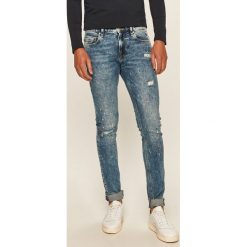 Guess Jeans - Jeansy Chris. Niebieskie jeansy męskie Guess Jeans, m, z aplikacjami. Za 479,90 zł.