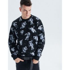 Bluza z nadrukiem all over kolekcja Space - Czarny. Czarne bluzy męskie marki Cropp, s, z nadrukiem, bez kołnierzyka, bez rękawów, bez kaptura. Za 99,99 zł.
