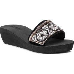 Klapki GIOSEPPO - 48665 Black. Czarne klapki damskie Gioseppo, z aplikacjami, z tworzywa sztucznego, bez obcasa, na obcasie. W wyprzedaży za 119,00 zł.
