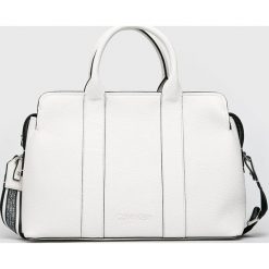 Calvin Klein - Torebka. Czerwone torebki klasyczne damskie Calvin Klein, w paski, ze skóry ekologicznej, casualowe, na ramię, duże, bez dodatków. W wyprzedaży za 479,90 zł.