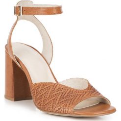 Buty damskie. Klapki damskie Wittchen, bez wzorów, ze skóry, bez obcasa, na obcasie. W wyprzedaży za 219,90 zł.