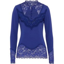 Shirt z koronką bonprix szafirowy. Niebieskie koszulki damskie bonprix, w koronkowe wzory, z koronki, eleganckie, bez kołnierzyka, bez rękawów. Za 99,99 zł.