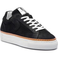 Sneakersy TOGOSHI - TG-05-02-000030 407. Czarne półbuty damskie Togoshi, na co dzień, bez wzorów, z zamszu, bez obcasa, na płaskiej podeszwie, bez zapięcia. W wyprzedaży za 289,00 zł.