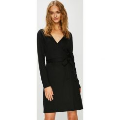 Calvin Klein - Sukienka. Czarne sukienki damskie Calvin Klein, na co dzień, bez wzorów, z lyocellu, casualowe, bez kołnierzyka, z długim rękawem, długie, mini, proste. W wyprzedaży za 449,90 zł.