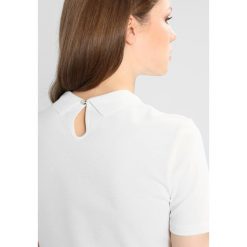Lacoste LIVE Koszulka polo farine. Białe bluzki damskie marki Lacoste LIVE, m, z bawełny, polo. W wyprzedaży za 364,65 zł.