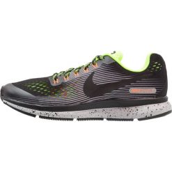 Nike Performance ZOOM PEGASUS 34 SHIELD Obuwie do biegania treningowe black/black/volt/wolf grey. Szare buty sportowe chłopięce Nike Performance, z materiału, do biegania. W wyprzedaży za 279,30 zł.