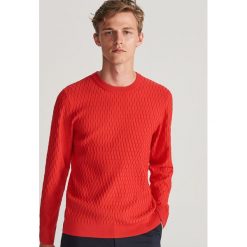 Sweter ze strukturalnej dzianiny - Czerwony. Czerwone swetry męskie Reserved, s, bez wzorów, z dzianiny, bez kołnierzyka, bez kaptura. Za 119,99 zł.