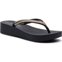 Japonki IPANEMA - Mesh IV Plat Fem 82527 Black/Black 20780. Czarne klapki damskie Ipanema, bez wzorów, z tworzywa sztucznego, bez obcasa, na obcasie. W wyprzedaży za 79,00 zł.