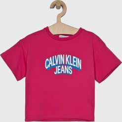 Calvin Klein Jeans - Top dziecięcy 104-176 cm. Czarne bluzki dziewczęce Calvin Klein Jeans, z nadrukiem, z elastanu, z okrągłym kołnierzem, z krótkim rękawem, krótkie, bez kaptura. W wyprzedaży za 179,90 zł.