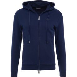 Emporio Armani ZIPPED HOODIE Bluza rozpinana blue. Niebieskie kardigany męskie Emporio Armani, xxl, z elastanu. W wyprzedaży za 468,30 zł.