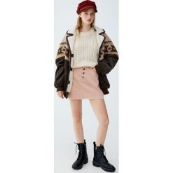 Sztruksowa spódnica z guzikami. Różowe spódniczki damskie marki Pull&Bear, ze sztruksu. Za 69,90 zł.