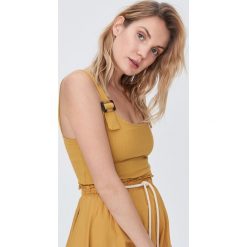 Top z ozdobnymi klamrami - Żółty. Żółte topy damskie Sinsay, s, bez wzorów, bez kołnierzyka. Za 24,99 zł.