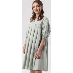 Miętowa Sukienka Monaghan. Zielone sukienki damskie Born2be, s, bez wzorów, bez kołnierzyka, bez rękawów, midi. W wyprzedaży za 84,99 zł.