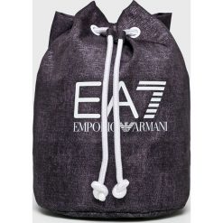 EA7 Emporio Armani - Plecak. Fioletowe plecaki damskie EA7 Emporio Armani, z nadrukiem, z poliesteru. W wyprzedaży za 299,90 zł.