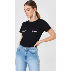 NA-KD T-shirt Self Ish - Black. Czarne t-shirty damskie NA-KD, z nadrukiem, z bawełny. W wyprzedaży za 42,67 zł.