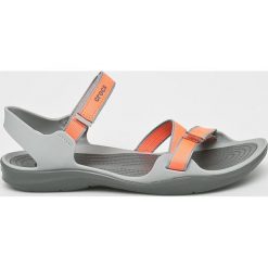 Crocs - Sandały. Niebieskie klapki damskie Crocs, bez wzorów, z materiału, bez obcasa, na obcasie. W wyprzedaży za 179,90 zł.