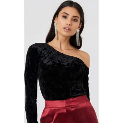NA-KD Party Aksamitny top na jedno ramię - Black. Czarne topy damskie NA-KD Party, bez wzorów, z asymetrycznym kołnierzem. Za 121,95 zł.