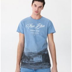 T-shirt z fotonadrukiem - Niebieski. Niebieskie t-shirty męskie House, s, bez wzorów, bez kołnierzyka. Za 39,99 zł.
