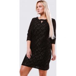 Czarna Sukienka Dismay. Czarne sukienki damskie Born2be, na imprezę, bez wzorów, z koronki, z okrągłym kołnierzem, bez rękawów, mini, trapezowe. Za 39,99 zł.