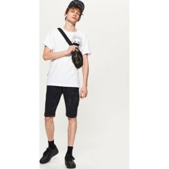 Jeansowe szorty z kieszenią cargo - Czarny. Czarne spodenki jeansowe męskie Cropp. W wyprzedaży za 49,99 zł.