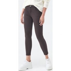 Jeansy skinny ze średnim stanem - Brązowy. Pomarańczowe jeansy damskie Sinsay. Za 59,99 zł.