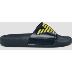 Emporio Armani - Klapki. Niebieskie kapcie męskie Emporio Armani, z gumy. W wyprzedaży za 139,90 zł.