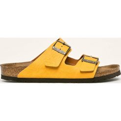 Birkenstock - Klapki Arizona. Żółte kapcie męskie Birkenstock, ze skóry ekologicznej, bez zapięcia. W wyprzedaży za 249,90 zł.