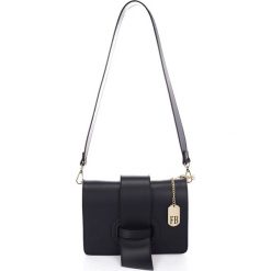 Skórzana torebka w kolorze czarnym - 23 x 17 x 7 cm. Czarne torebki klasyczne damskie Black Bags, w paski, ze skóry, na ramię, bez dodatków. W wyprzedaży za 342,95 zł.