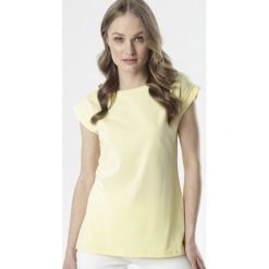 Jasnożółty T-shirt Noebelle. Żółte bluzki damskie Born2be, s, bez wzorów, z dzianiny, klasyczne, z okrągłym kołnierzem. Za 39,99 zł.