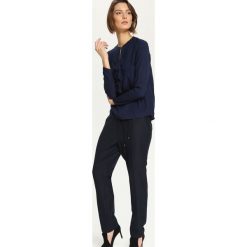 KOSZULA DŁUGI RĘKAW DAMSKA. Czarne koszule damskie Top Secret, do pracy, bez wzorów, eleganckie, bez kołnierzyka, z długim rękawem. W wyprzedaży za 49,99 zł.