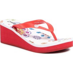 Japonki DESIGUAL - Lola Galactic 20SSHP06 1000. Czerwone klapki damskie Desigual, bez wzorów, z tworzywa sztucznego, bez obcasa, na obcasie. W wyprzedaży za 119,00 zł.