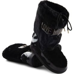 Śniegowce Love Moschino. Czarne śniegowce damskie bez zapięcia. Za 459,00 zł.