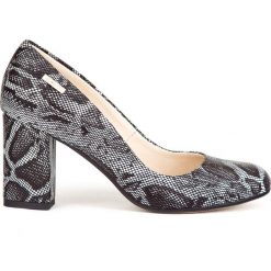Wężowe czółenka na słupku - skóra naturalna - model 042 - kolor czarny wąż. Czarne czółenka damskie Zapato, na co dzień, bez wzorów, z jeansu, z okrągłym noskiem, bez obcasa, na obcasie. W wyprzedaży za 179,40 zł.