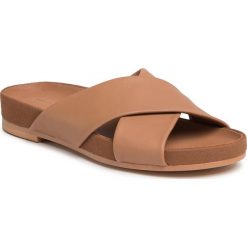 Klapki CLARKS - Pure Cross 261477514 Tan. Pomarańczowe klapki damskie Clarks, bez wzorów, ze skóry, bez obcasa. Za 389,00 zł.