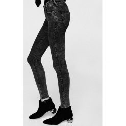 Mango - Jeansy Kim. Czarne jeansy damskie marki Mango, z aplikacjami, z elastanu, z podwyższonym stanem. W wyprzedaży za 79,90 zł.