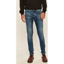 Pepe Jeans - Jeansy Finsbury. Niebieskie jeansy męskie Pepe Jeans, bez wzorów, z obniżonym stanem. W wyprzedaży za 319,90 zł.