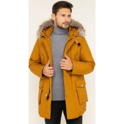 Parka Woolrich Arctic WOCPS2880 UT0108. Pomarańczowe kurtki męskie Woolrich, na zimę, m, bez wzorów, z bawełny, bez kaptura. W wyprzedaży za 1659,00 zł.
