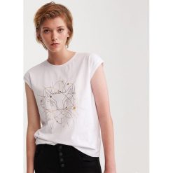 T-shirt z błyszczącym nadrukiem - Biały. Białe t-shirty damskie Reserved, s, z nadrukiem, bez kołnierzyka. Za 29,99 zł.