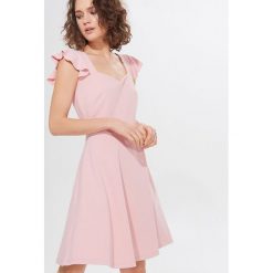 Sukienka Eco Aware - Różowy. Różowe sukienki damskie Mohito, s, bez wzorów, bez kołnierzyka, bez rękawów. W wyprzedaży za 39,99 zł.