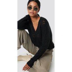 NA-KD Sweter z dekoltem V - Black. Czarne swetry oversize damskie marki NA-KD, z dzianiny. Za 202,95 zł.