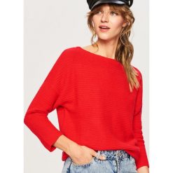 Sweter z prostym dekoltem - Czerwony. Czerwone swetry klasyczne damskie marki Reserved, l. Za 59,99 zł.