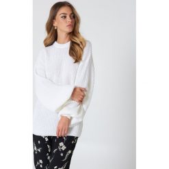 NA-KD Dzianinowy sweter z obniżonymi ramionami - White. Białe swetry klasyczne damskie marki NA-KD, z dzianiny. Za 121,95 zł.