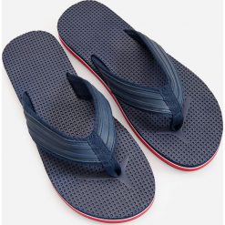 Klapki japonki basic - Granatowy. Niebieskie klapki męskie Reserved, bez wzorów. W wyprzedaży za 15,99 zł.