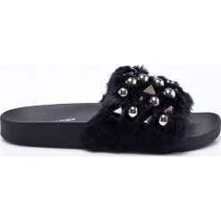 Steve Madden - Klapki Yeah. Czarne klapki damskie marki Steve Madden, z materiału, na płaskiej podeszwie. W wyprzedaży za 129,90 zł.