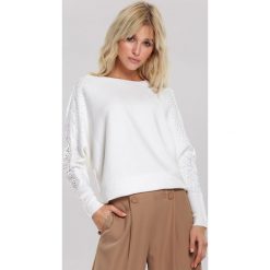 Biały Sweter Rosalyn. Białe swetry damskie other, s, z aplikacjami, z koronki, casualowe, z długim rękawem, długie, bez kaptura. Za 89,99 zł.
