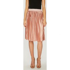 Guess Jeans - Spódnica Adele. Różowe spódniczki damskie marki Guess Jeans, s, z aplikacjami, z poliesteru, mini, rozkloszowane. Za 369,90 zł.