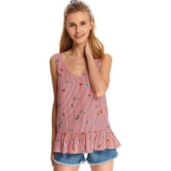 Top w print z falbaną zawiązywany na ramiączka. Czerwone bluzki dziewczęce Top Secret, bez wzorów, prążkowane, z dekoltem w serek, bez rękawów, bez kaptura. W wyprzedaży za 39,99 zł.