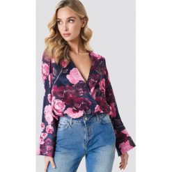 NA-KD Kopertowy bluzka z satyny - Multicolor. Szare bluzki damskie NA-KD, bez wzorów, z satyny, bez kołnierzyka, z długim rękawem. Za 121,95 zł.