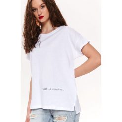 Casualowy t-shirt z napisem. Białe t-shirty damskie z napisami, z bawełny. W wyprzedaży za 19,99 zł.